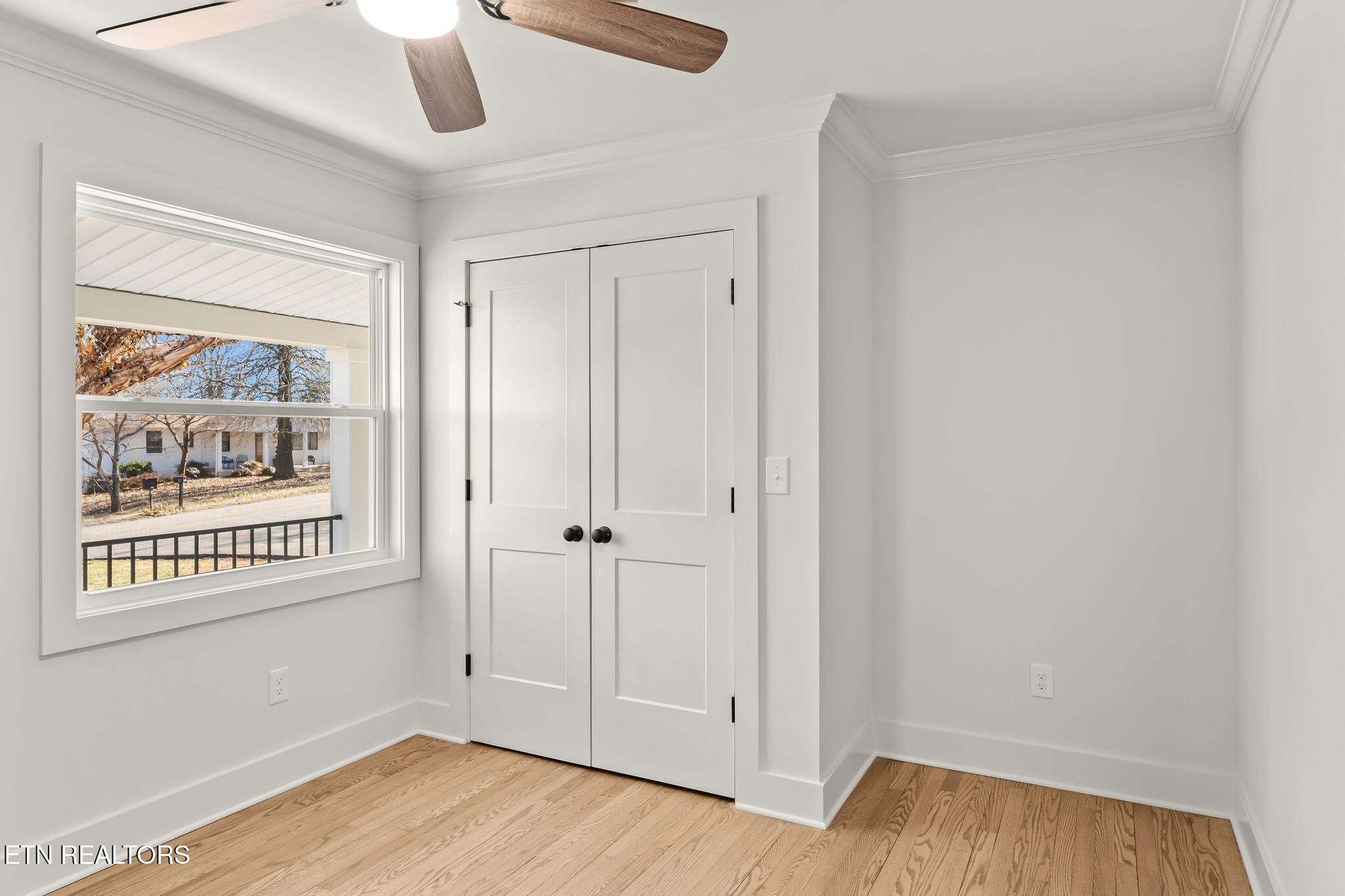 221 Medford Road Knoxville, TN 37922 - Photo 19 of 35 an empty room with wooden floor cabinet and windows