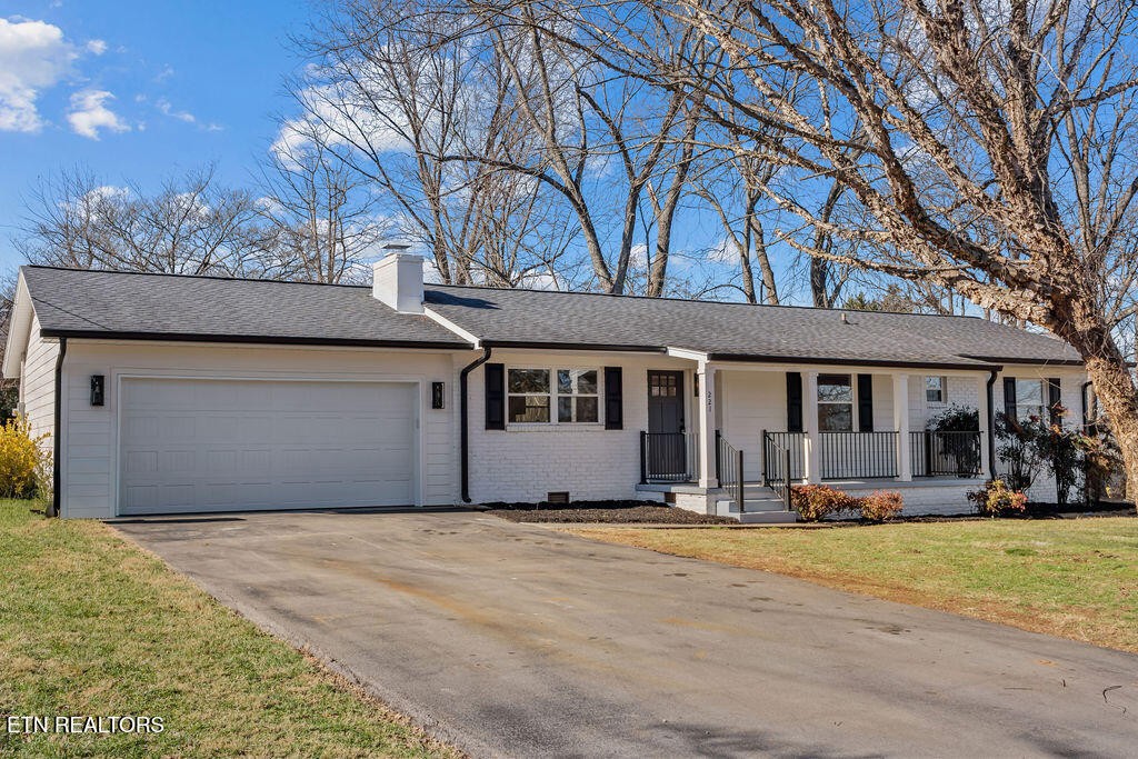 221 Medford Road Knoxville, TN 37922 - Photo 4 of 35 a front view of a house with a yard