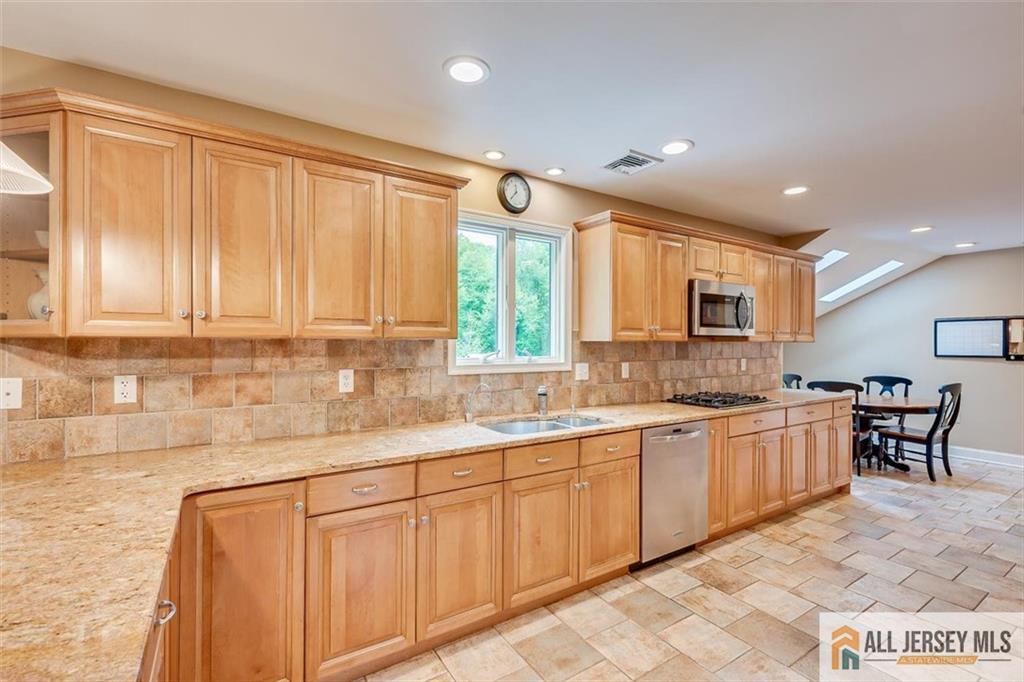 114 Old Beekman Road Monmouth Junction, NJ 08852 - Photo 4 of 32