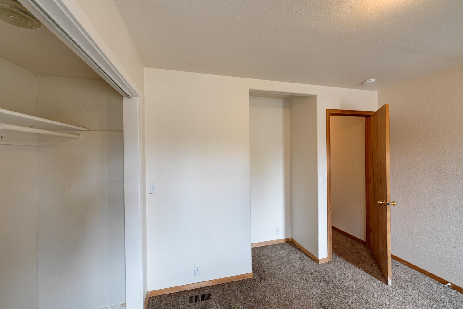 64925 McGrath Road Bend, OR 97701 - Photo 34 of 51 Second bedroom