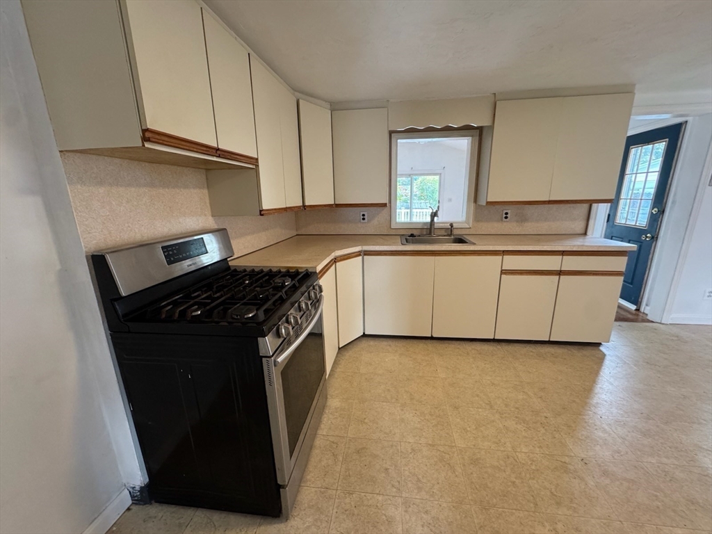 208 Green Street, Unit 1 Weymouth, MA 02191 - Photo 6 of 33