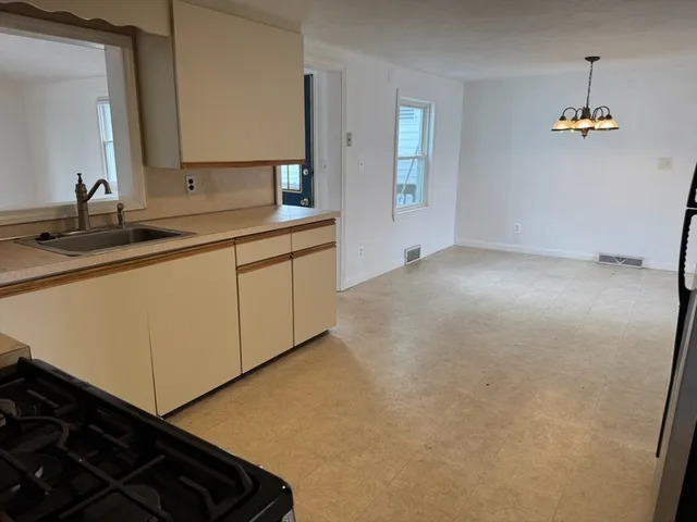 $3,300 | 208 Green Street, Unit 1, Weymouth, MA 02191