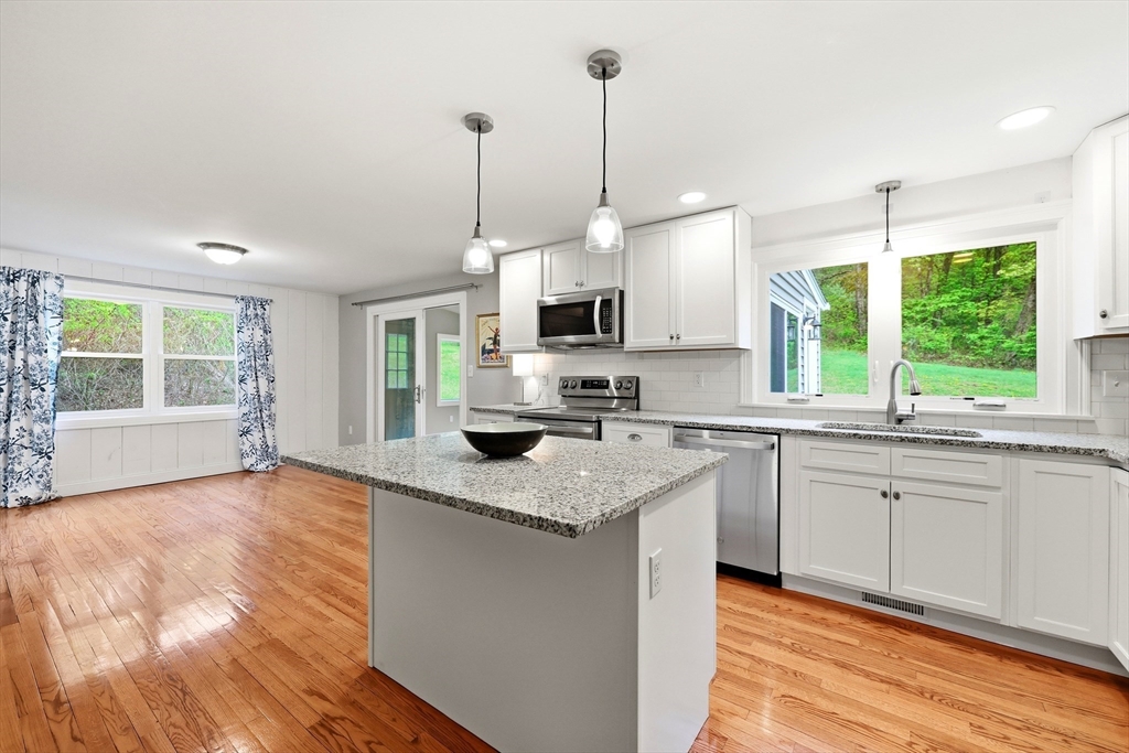 1185 Bay Road Amherst, MA 01002 - Photo 9 of 38