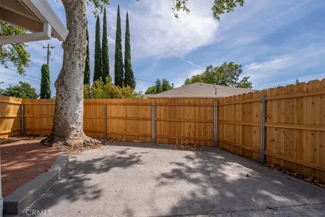 a view of a backyard