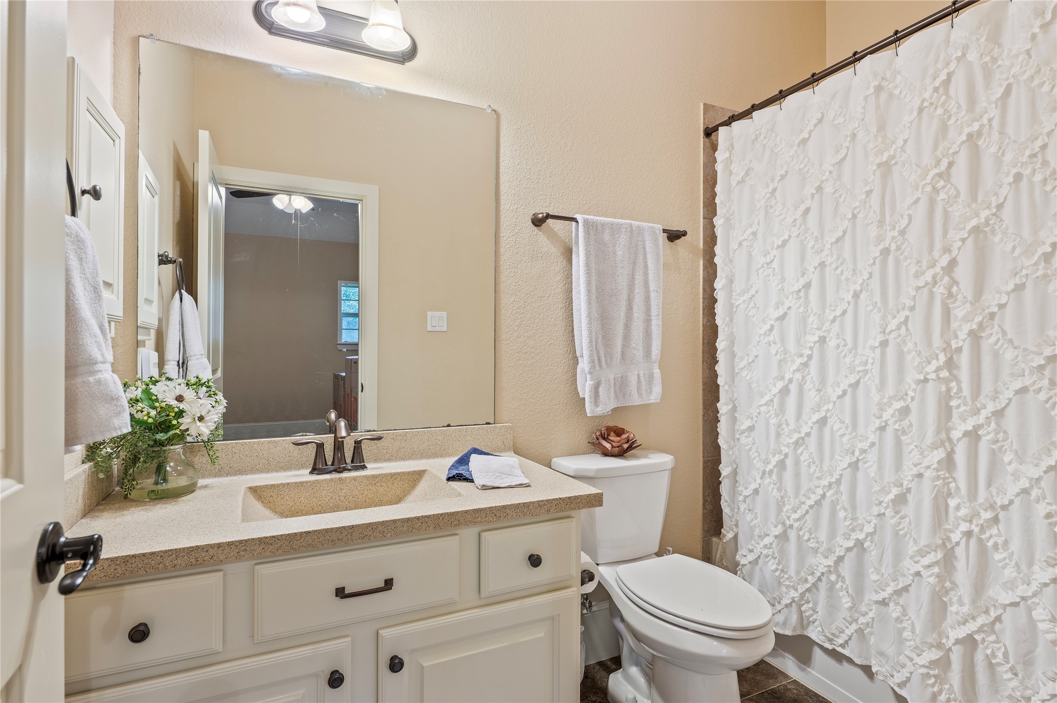 17126 Hamill Drive Rosharon, TX 77583 - Photo 25 of 50 En suite bath with shower/tub combo.
