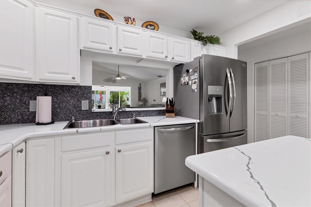 6304 Pelican Drive Bradenton, FL 34210 - Photo 10 of 42