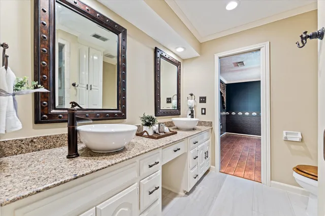 a en suite bathroom with double sink and a mirror