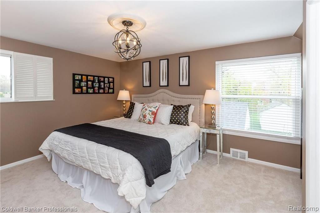 1339 Hampton Road Grosse Pointe Woods, MI 48236 - Photo 20 of 32