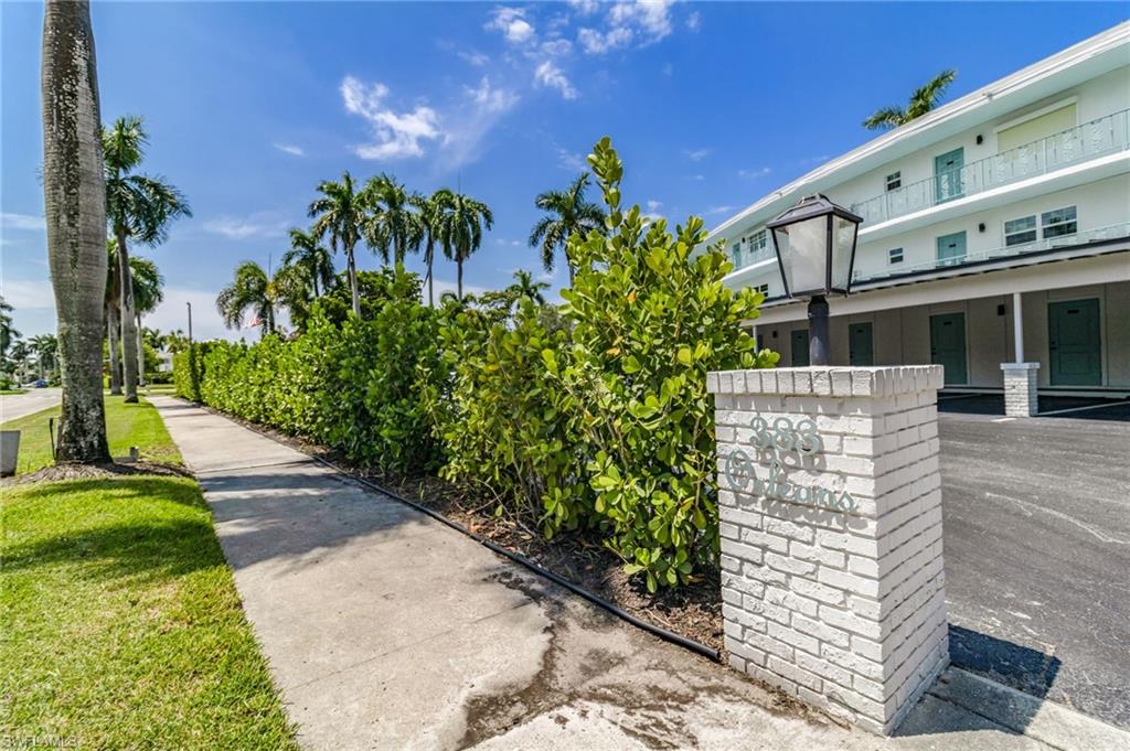 383 Harbour Drive, Unit 101 Naples, FL 34103 - Photo 24 of 30 Community entrance off Harbour Drive.