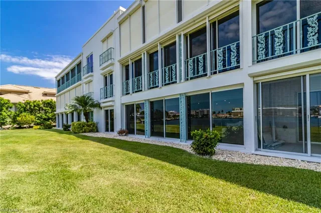 $869,900 | 383 Harbour Drive, Unit 101, Naples, FL 34103