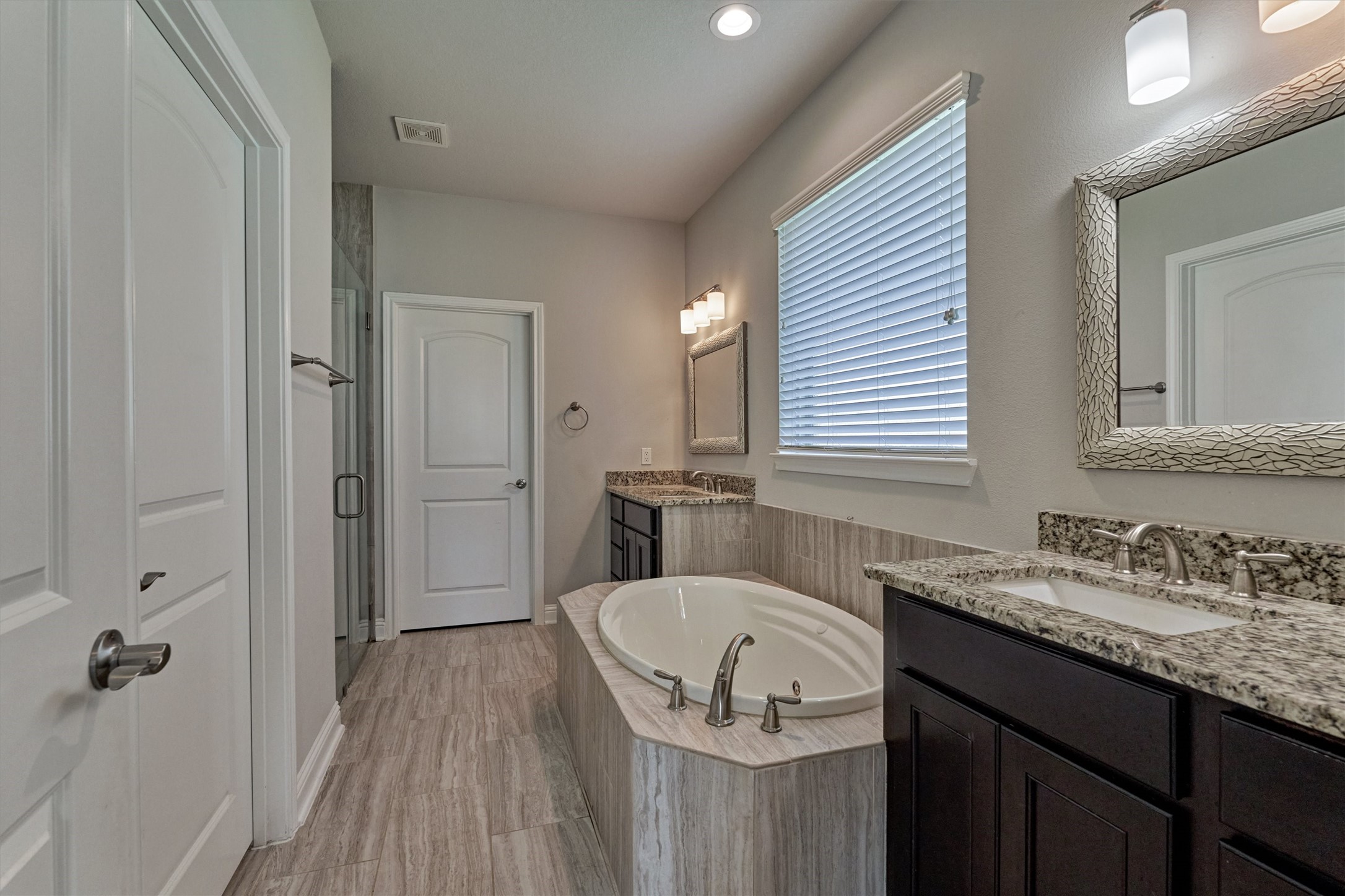 180 Racetrack Lane Montgomery, TX 77356 - Photo 23 of 46 Primary bath with dual vanities, garden tub, separate shower, and water closet.