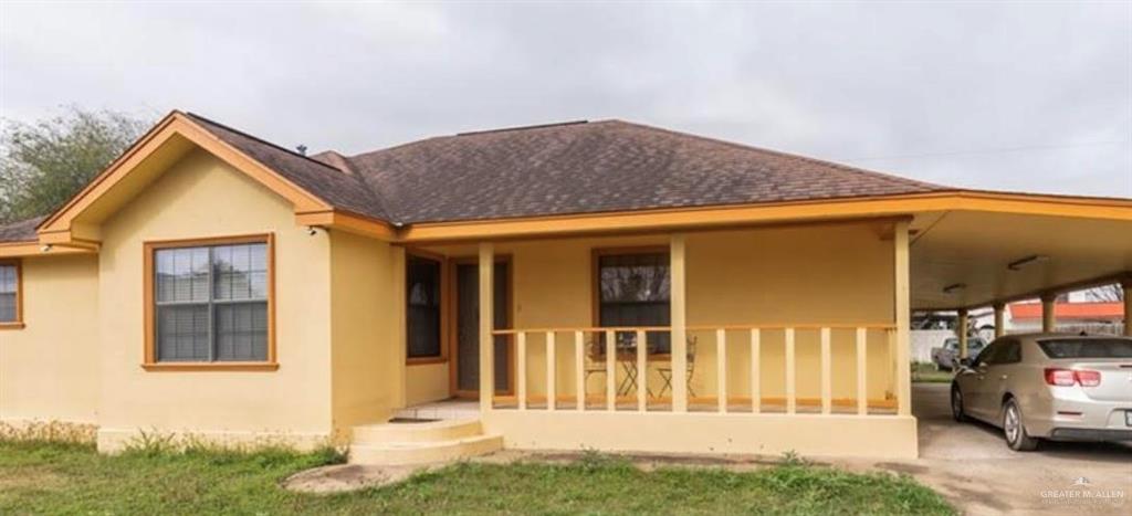 a view of a house with a yard