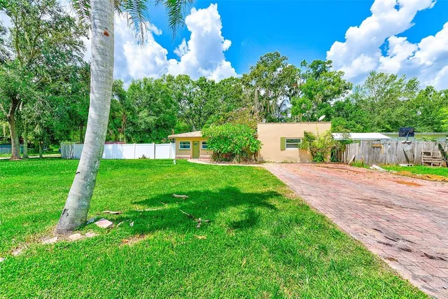 a view of a backyard