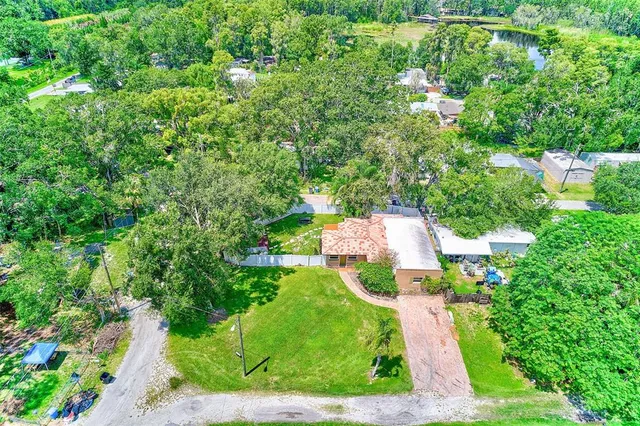a view of yard with green space