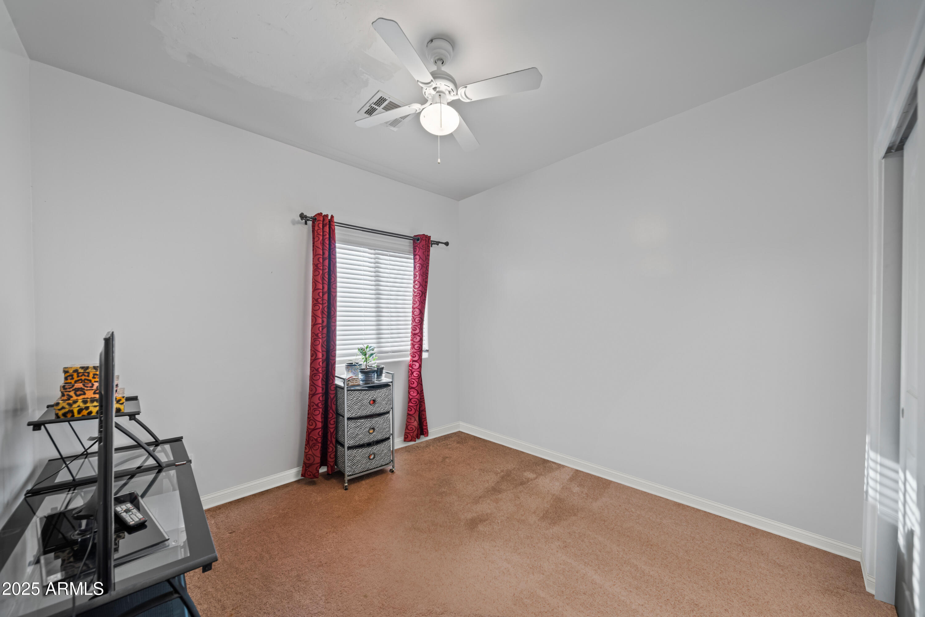 456 Guskin Road Morristown, AZ 85342 - Photo 8 of 17 a view of a livingroom with a workspace