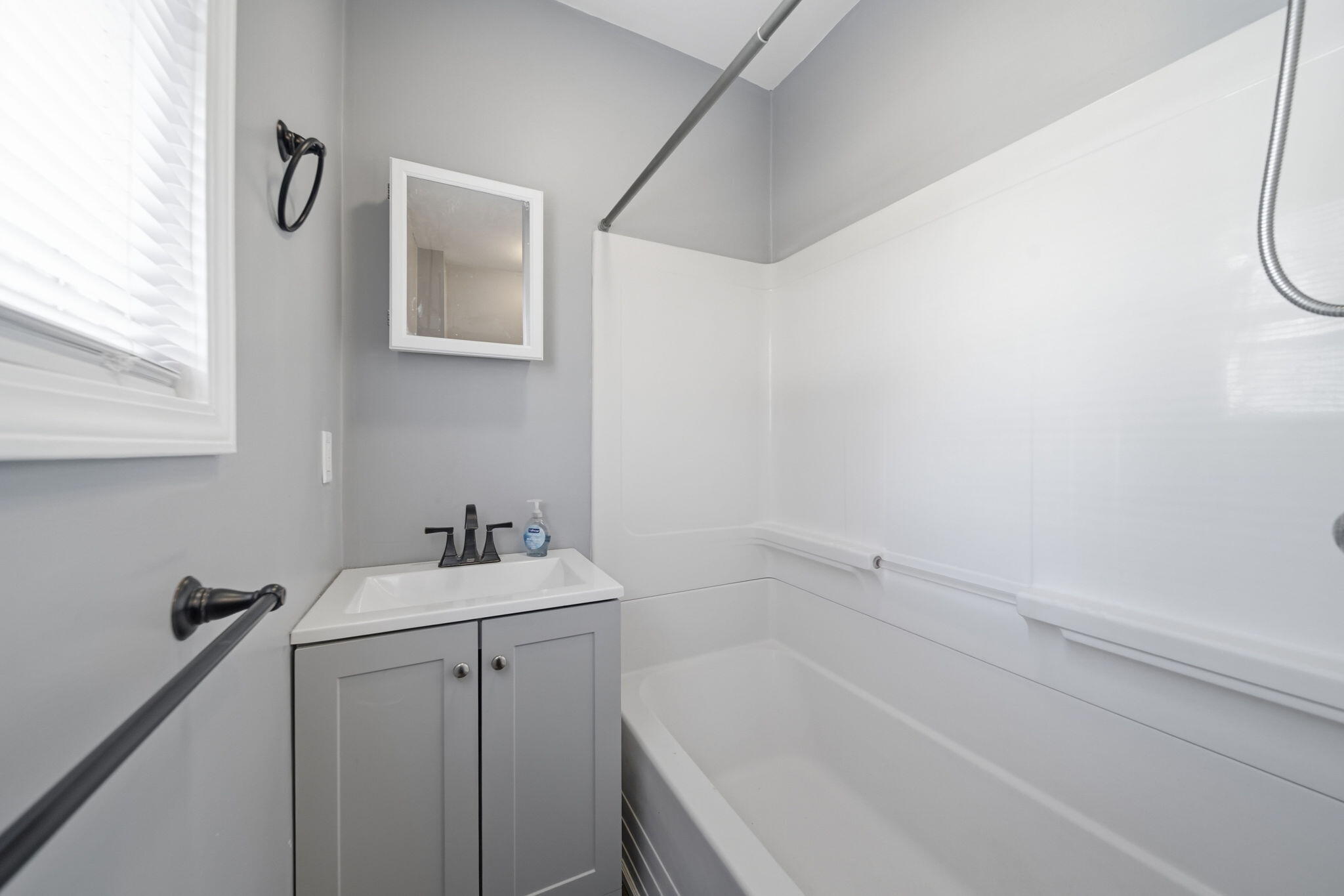 209 West High Street Jackson, MI 49203 - Photo 16 of 27 bath