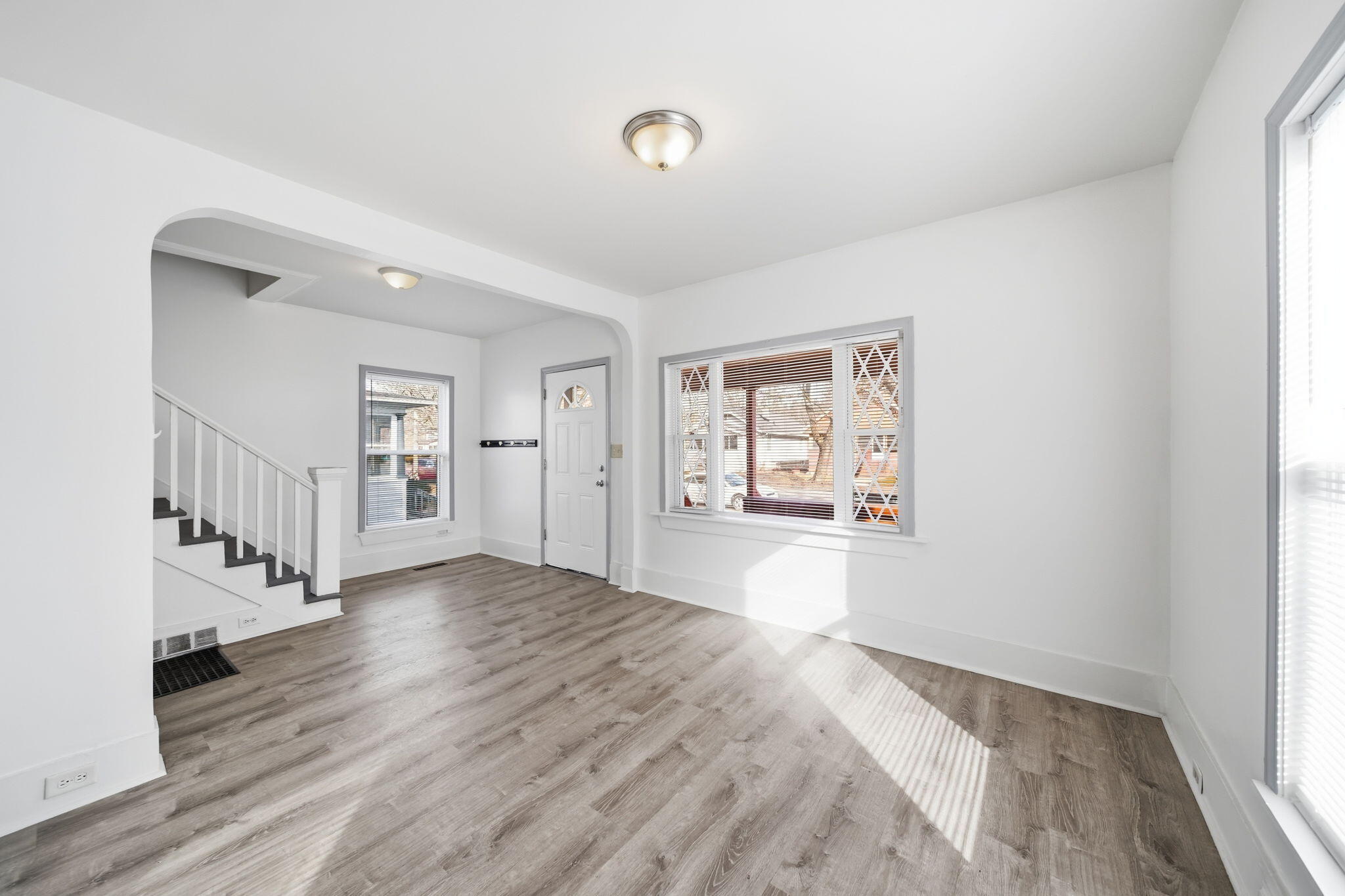 209 West High Street Jackson, MI 49203 - Photo 7 of 27 living room b