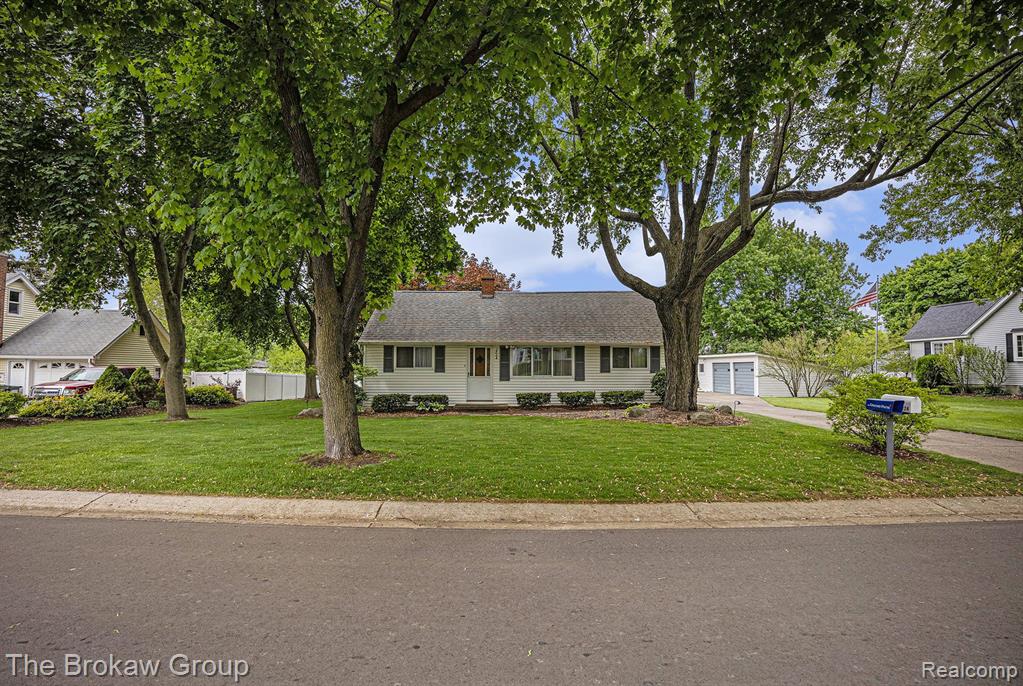 2724 Harrison Avenue Rochester Hills, MI 48307 - Photo 2 of 20