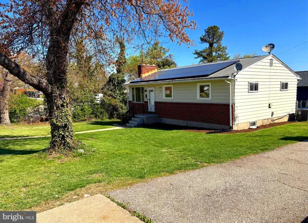 a view of a house with a yard