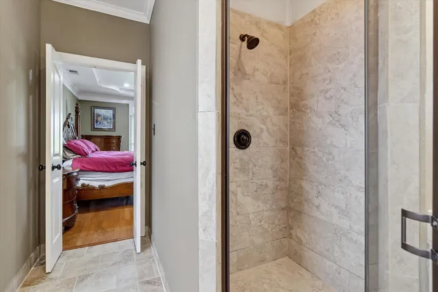 a en suite bathroom with a shower