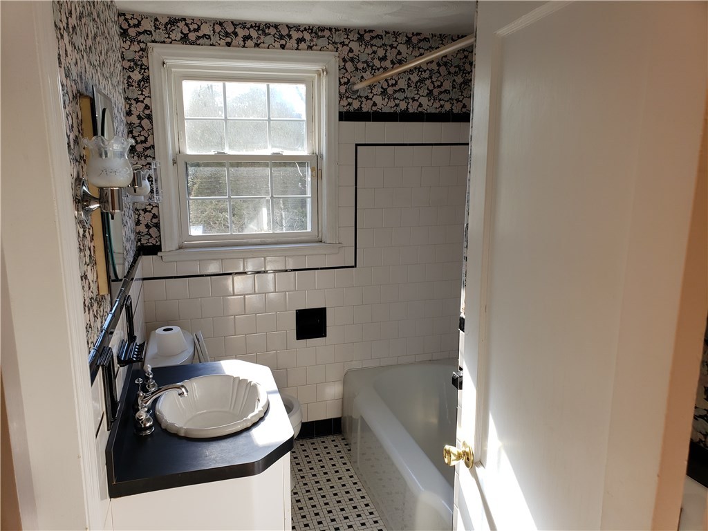 24 Westbrook Road Warwick, RI 02886 - Photo 5 of 19 Gallery Image 5