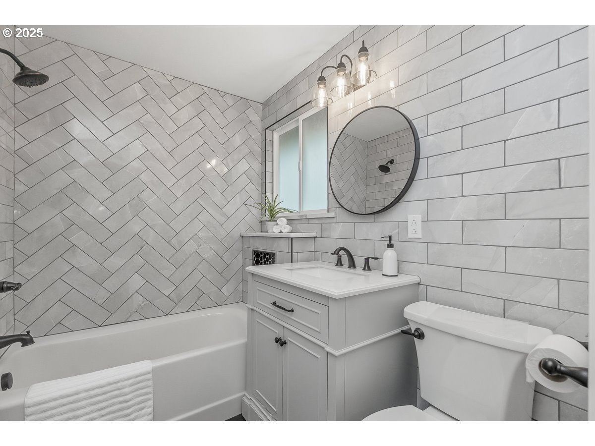 18451 South Grasle Road Oregon City, OR 97045 - Photo 14 of 26 Bathroom, Attached