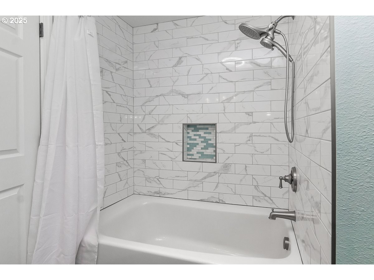 18451 South Grasle Road Oregon City, OR 97045 - Photo 17 of 26 Bathroom