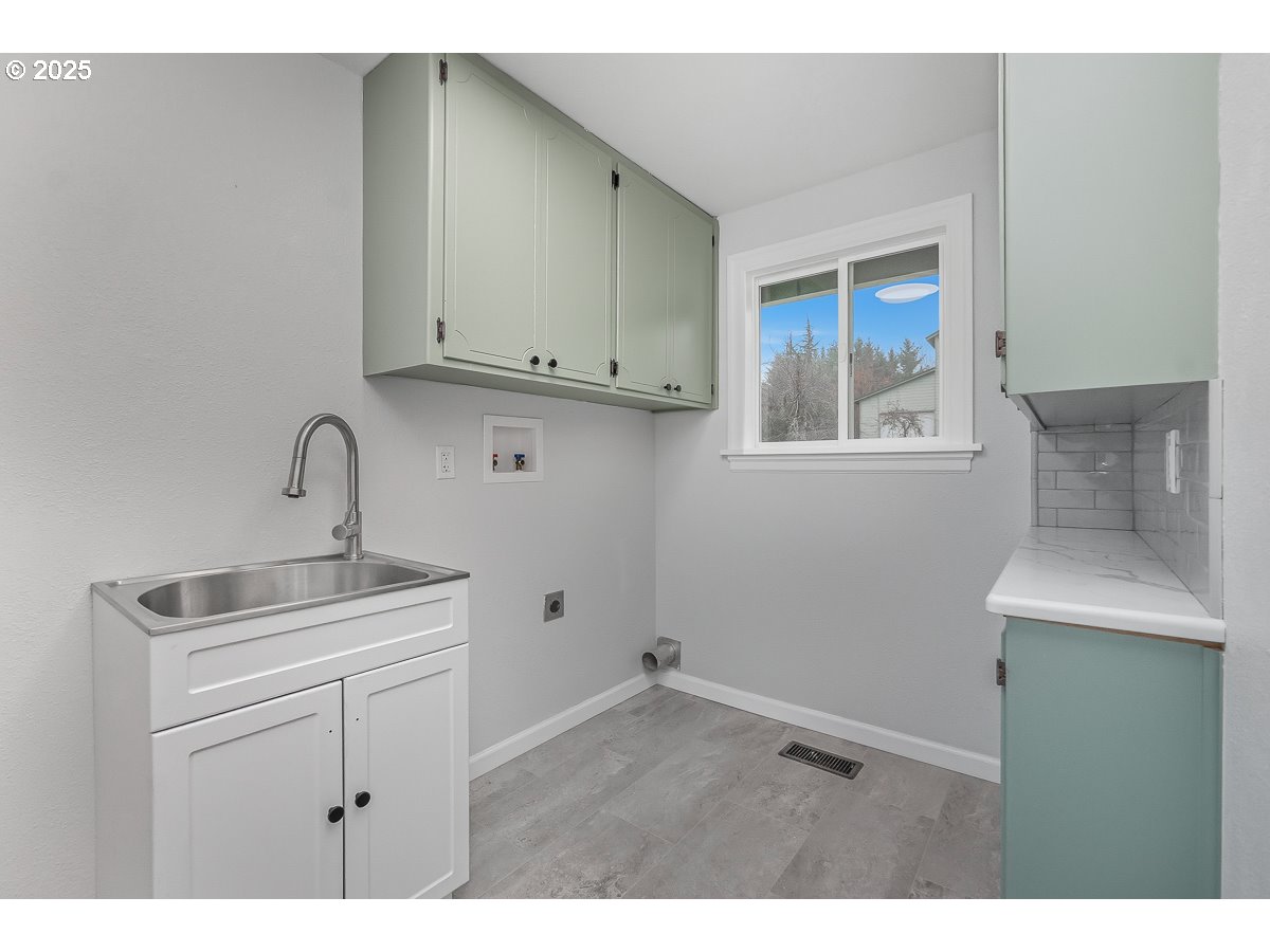 18451 South Grasle Road Oregon City, OR 97045 - Photo 19 of 26 Laundry