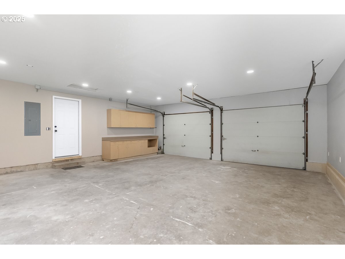 18451 South Grasle Road Oregon City, OR 97045 - Photo 20 of 26 Garage