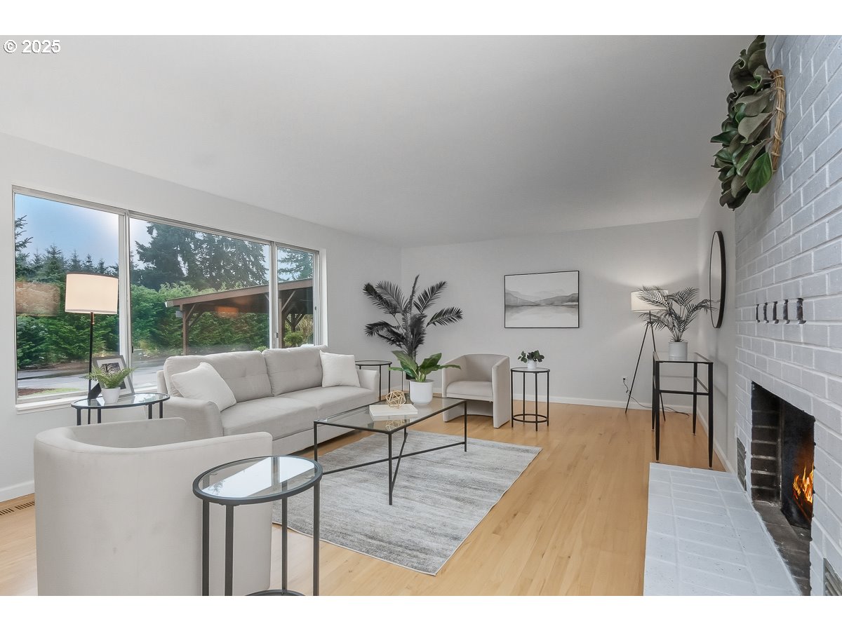 18451 South Grasle Road Oregon City, OR 97045 - Photo 3 of 26 Living Room