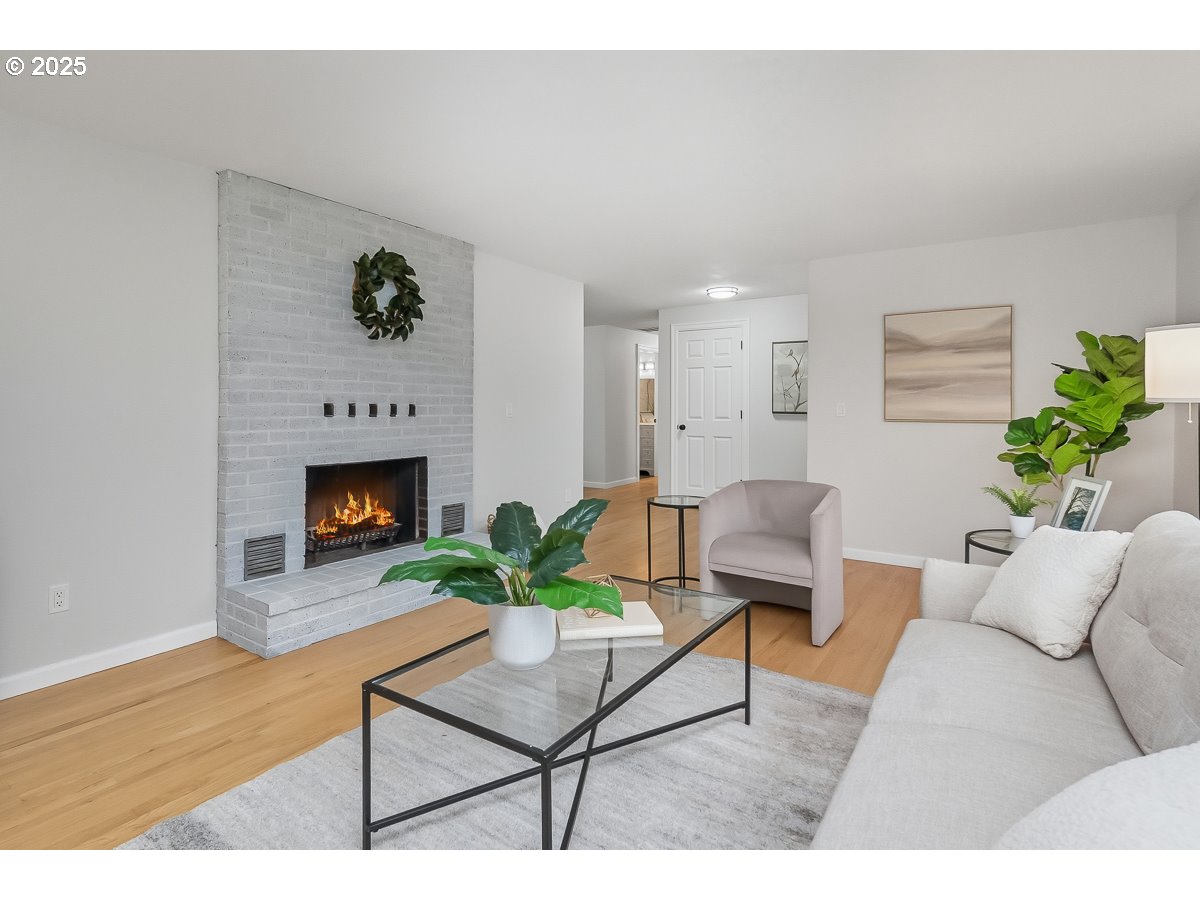18451 South Grasle Road Oregon City, OR 97045 - Photo 5 of 26 Living Room