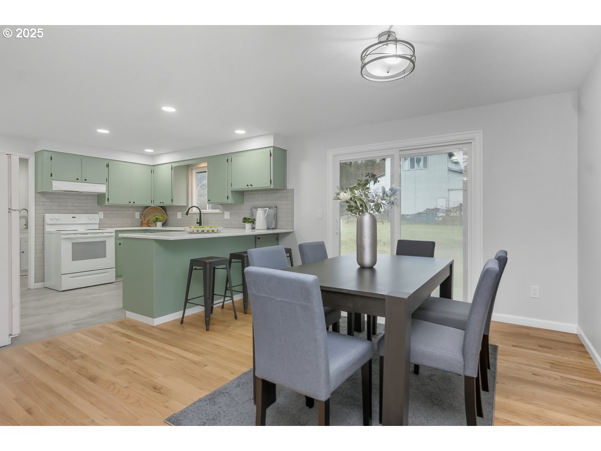 18451 South Grasle Road Oregon City, OR 97045 - Photo 6 of 26 Kitchen/Dining Room
