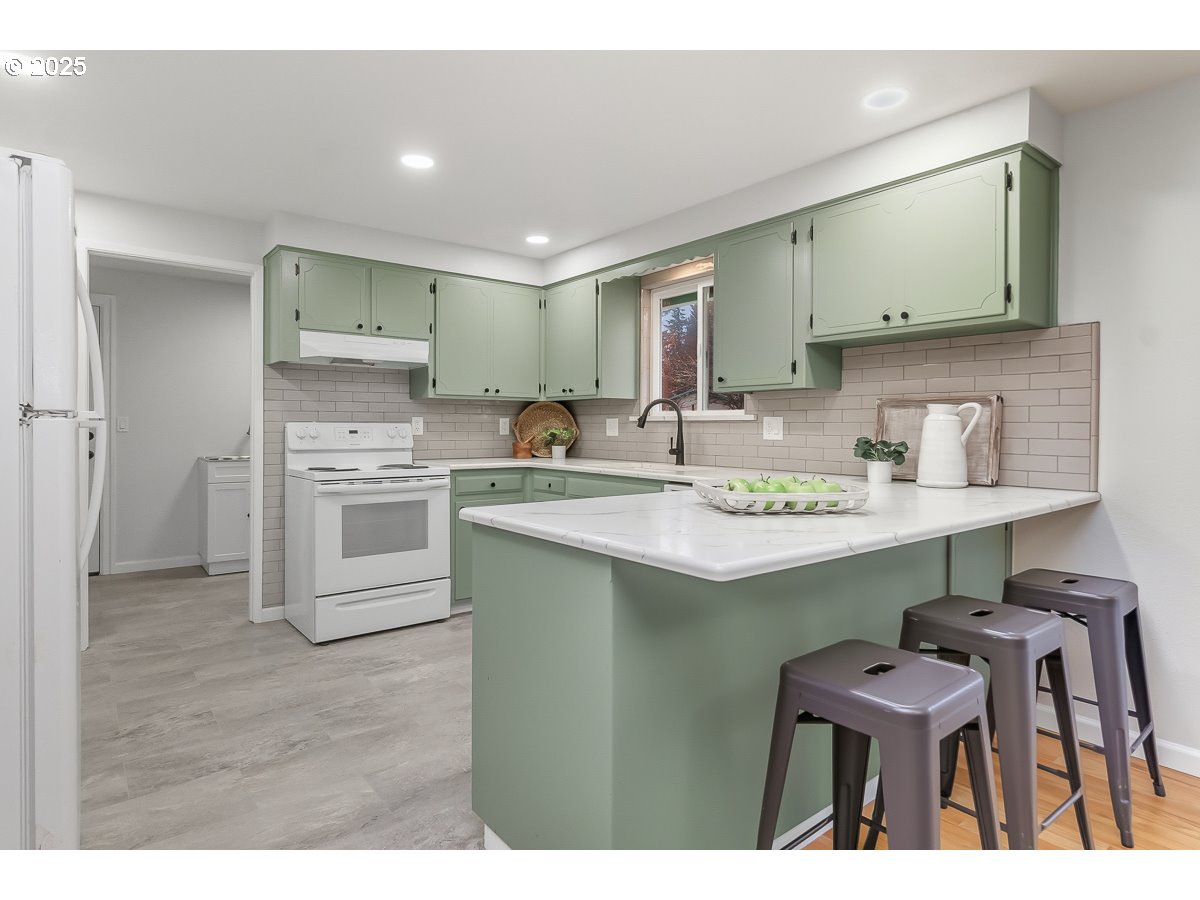 18451 South Grasle Road Oregon City, OR 97045 - Photo 7 of 26 Kitchen