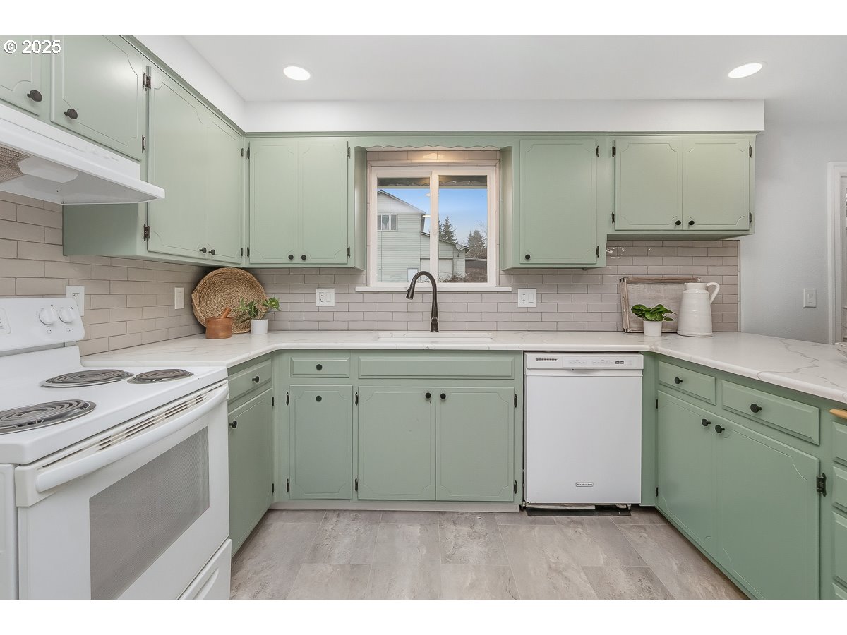 18451 South Grasle Road Oregon City, OR 97045 - Photo 8 of 26 Kitchen
