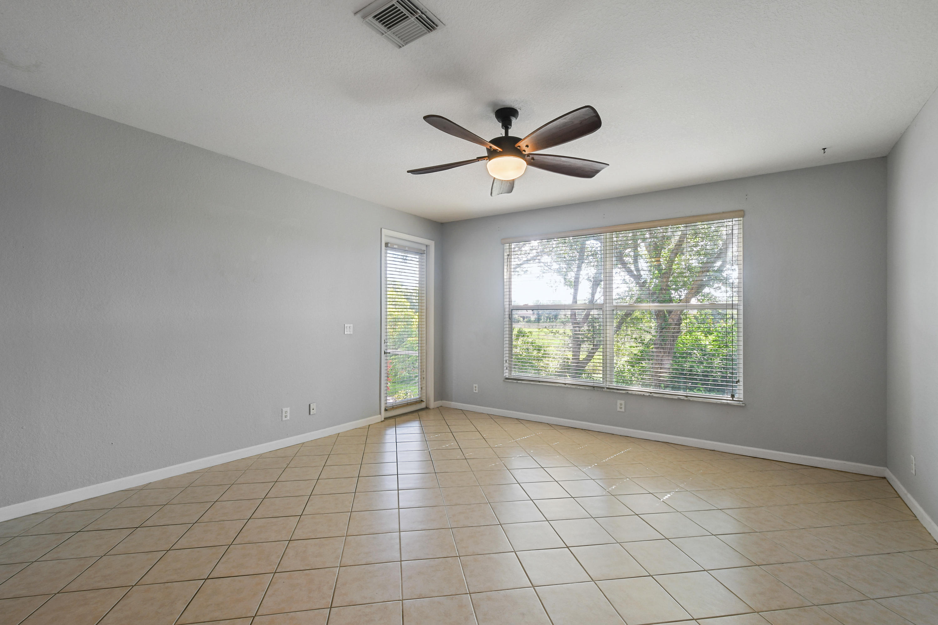 2035 Oakhurst Way Riviera Beach, FL 33404 - Photo 11 of 25 DSC_5821