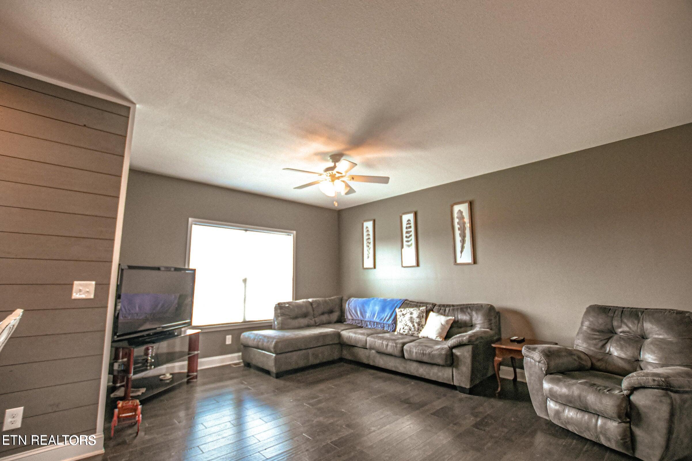 877 Queener Road Jacksboro, TN 37757 - Photo 5 of 34 20231009140040204972000000-o