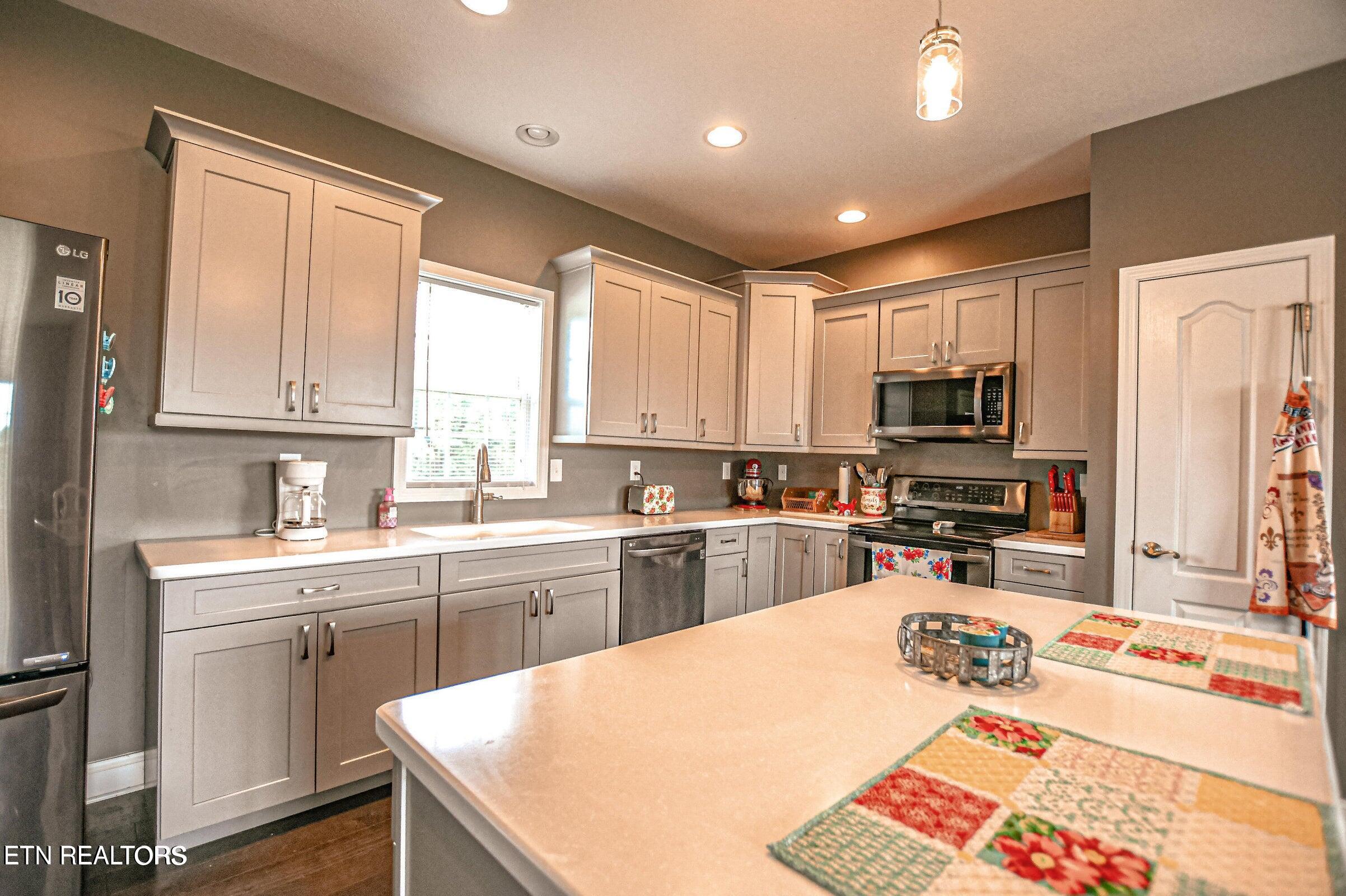 877 Queener Road Jacksboro, TN 37757 - Photo 8 of 34 20231009140357571607000000-o