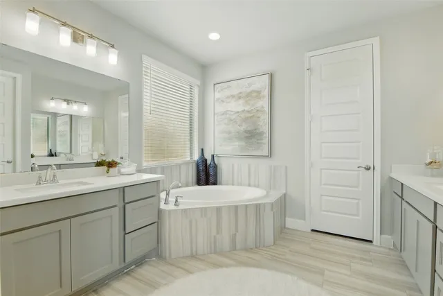 a en suite bathroom with double sink and a large mirror