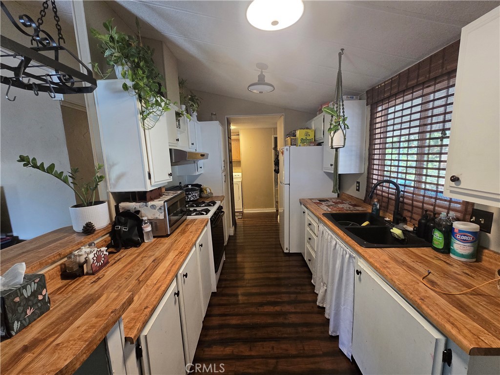15181 Van Buren Boulevard, Unit 301 Riverside, CA 92504 - Photo 9 of 33 Kitchen