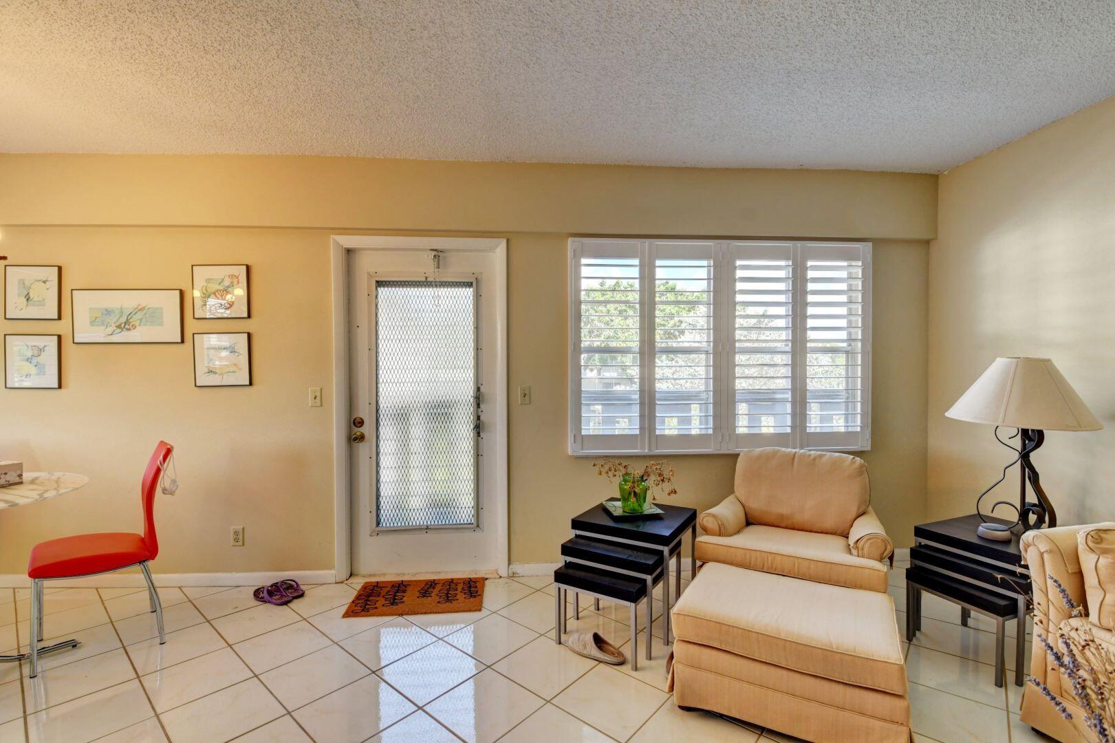 117 Suffolk C Boca Raton, FL 33434 - Photo 11 of 42 Living Area