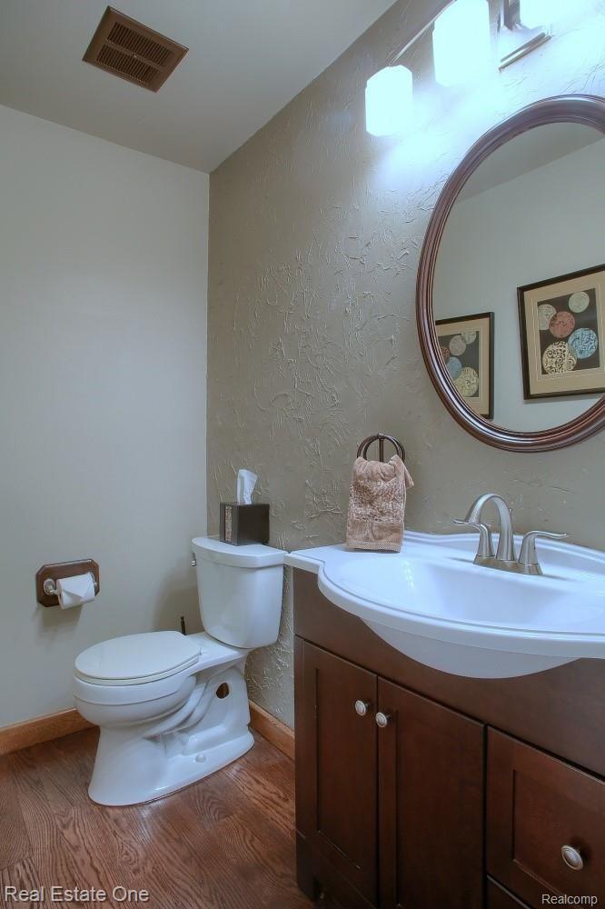 5216 Rector Court Bloomfield Hills, MI 48302 - Photo 7 of 42 7-Half Bath.jpg