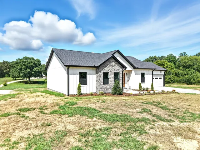 $449,900 | 607 Collier Bend Road, Charlotte, TN 37036