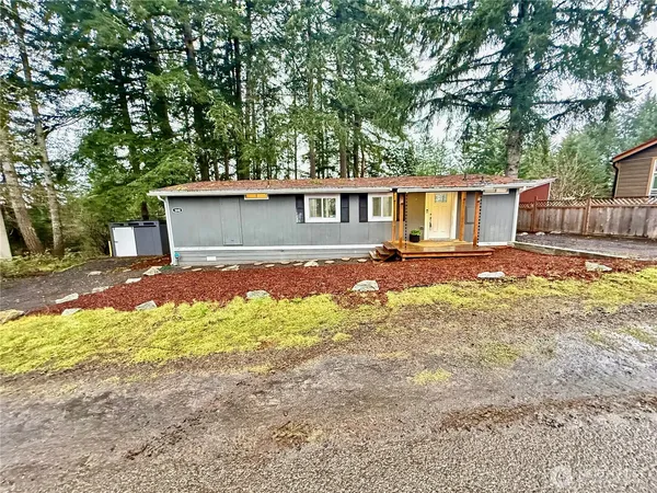 a view of a house with backyard and trees