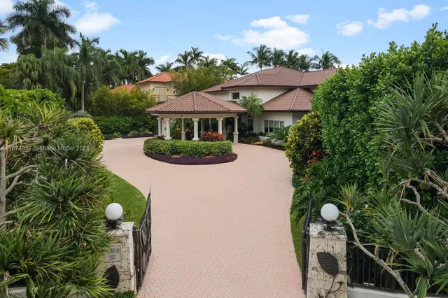 $13,500,000 | 277 Veleros Court, Coral Gables, FL 33143