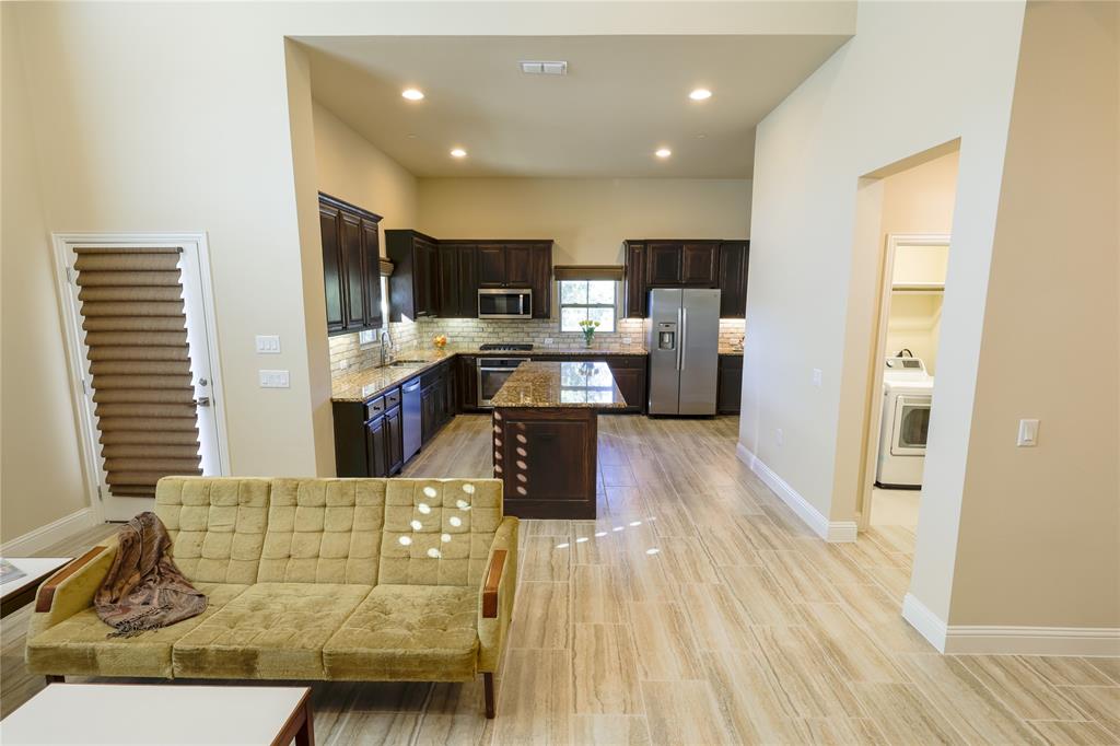 878 Hatton Sumner Place Arlington, TX 76005 - Photo 10 of 18 Kit With Utility