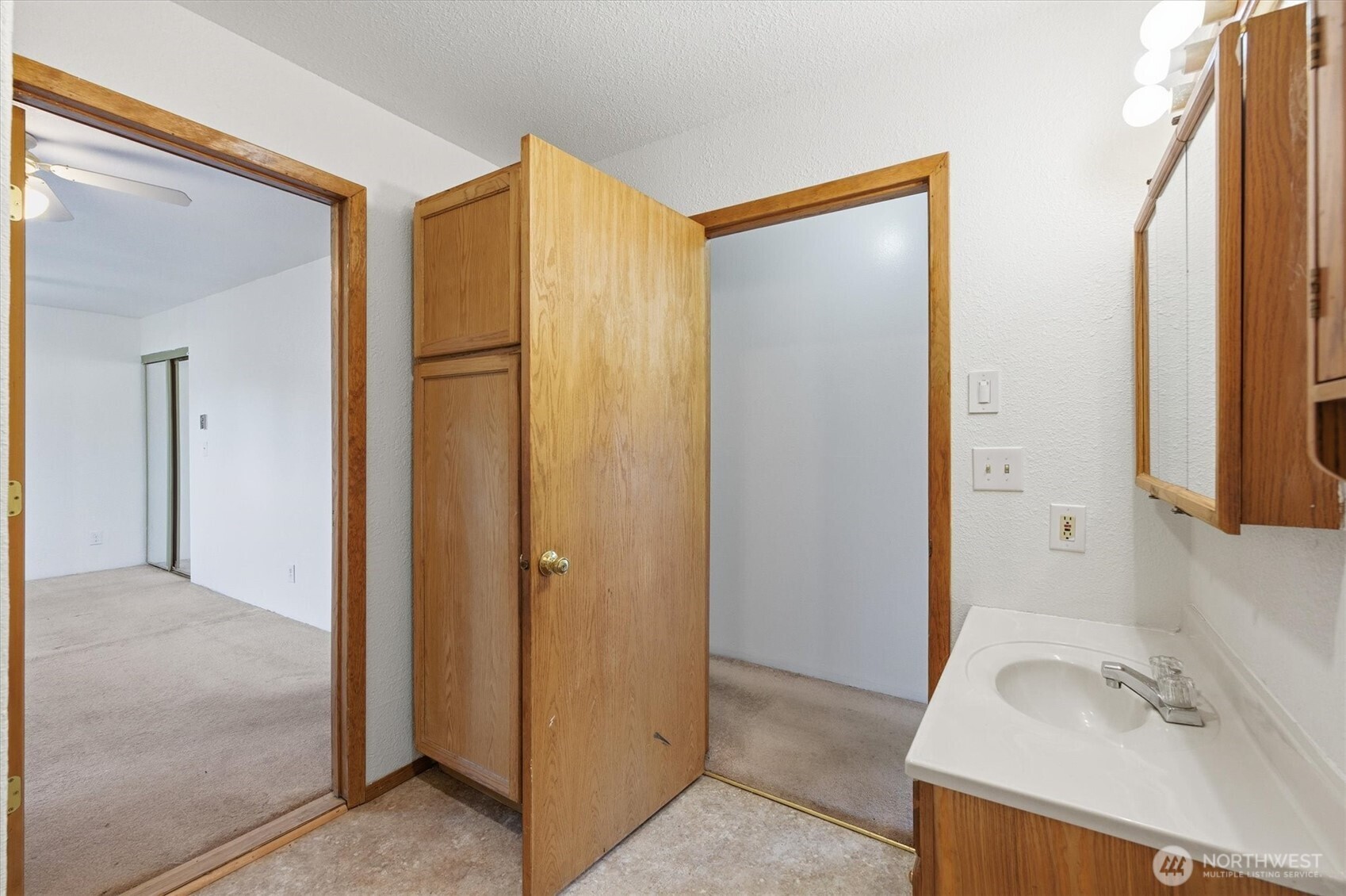 4759 Windemere Street Longview, WA 98632 - Photo 12 of 38 a bathroom with a tub and a sink