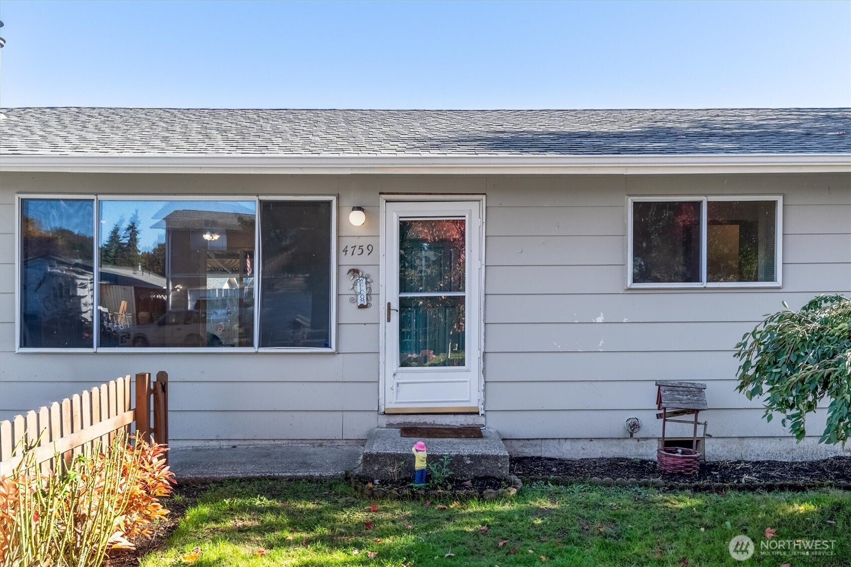 4759 Windemere Street Longview, WA 98632 - Photo 27 of 38 front view of a house with a yard