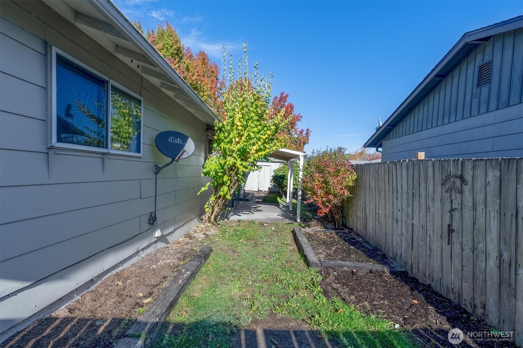 4759 Windemere Street Longview, WA 98632 - Photo 32 of 38 a view of a backyard with pathway