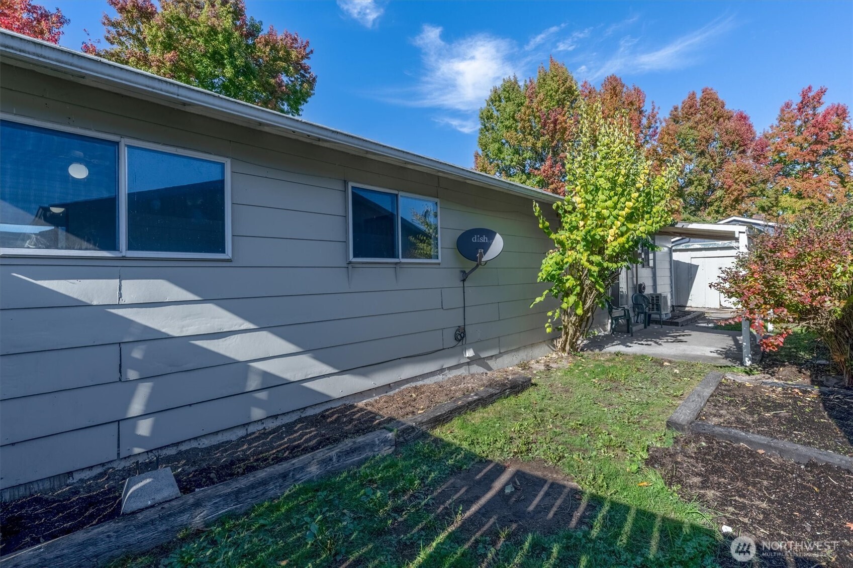 4759 Windemere Street Longview, WA 98632 - Photo 33 of 38 a front view of a house with garden