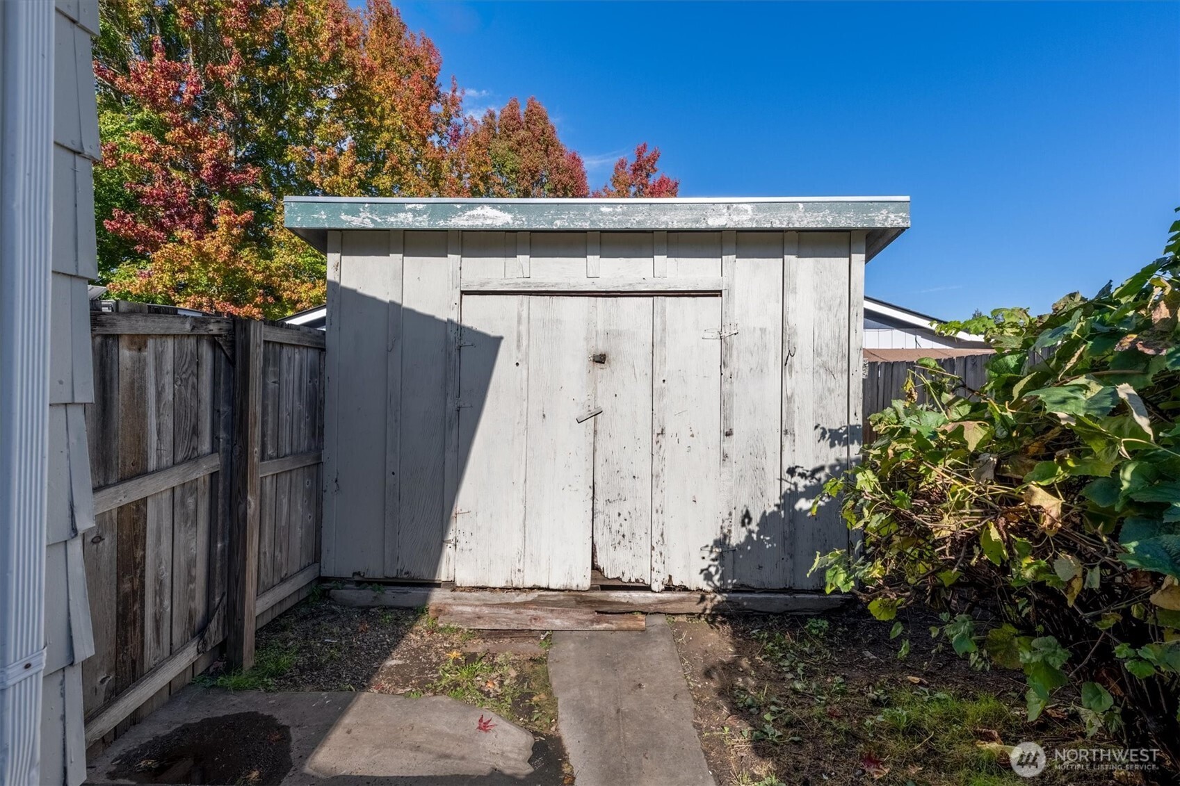 4759 Windemere Street Longview, WA 98632 - Photo 36 of 38 a view of a small house with potted plants